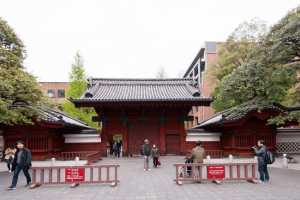 偏差値の高い大学では学生の出席率が低い？（東京大学の赤門）