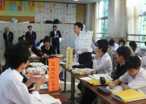 パフォーマンス課題に関する話し合いの様子 提供：三藤あさみ先生（横浜市）